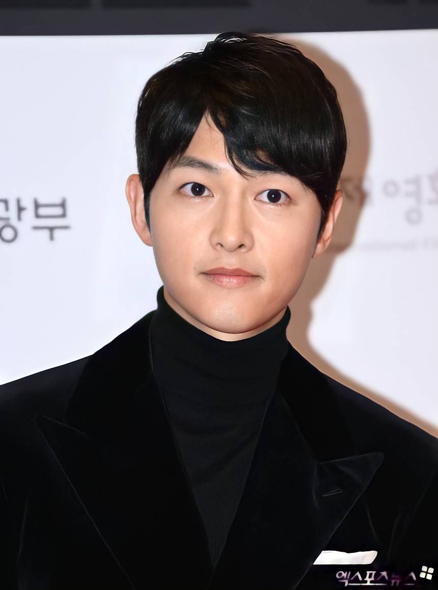 MYJOONGKIAILE's tweet photo. #宋仲基 荣获第26届春史电影节影帝殊荣
#SongJoongKi Won The Best Actor Award inThe 26th Chunsa Film Art Award 

#송중기 

Photos CR to Logo https://t.co/U6ifn2xj6H