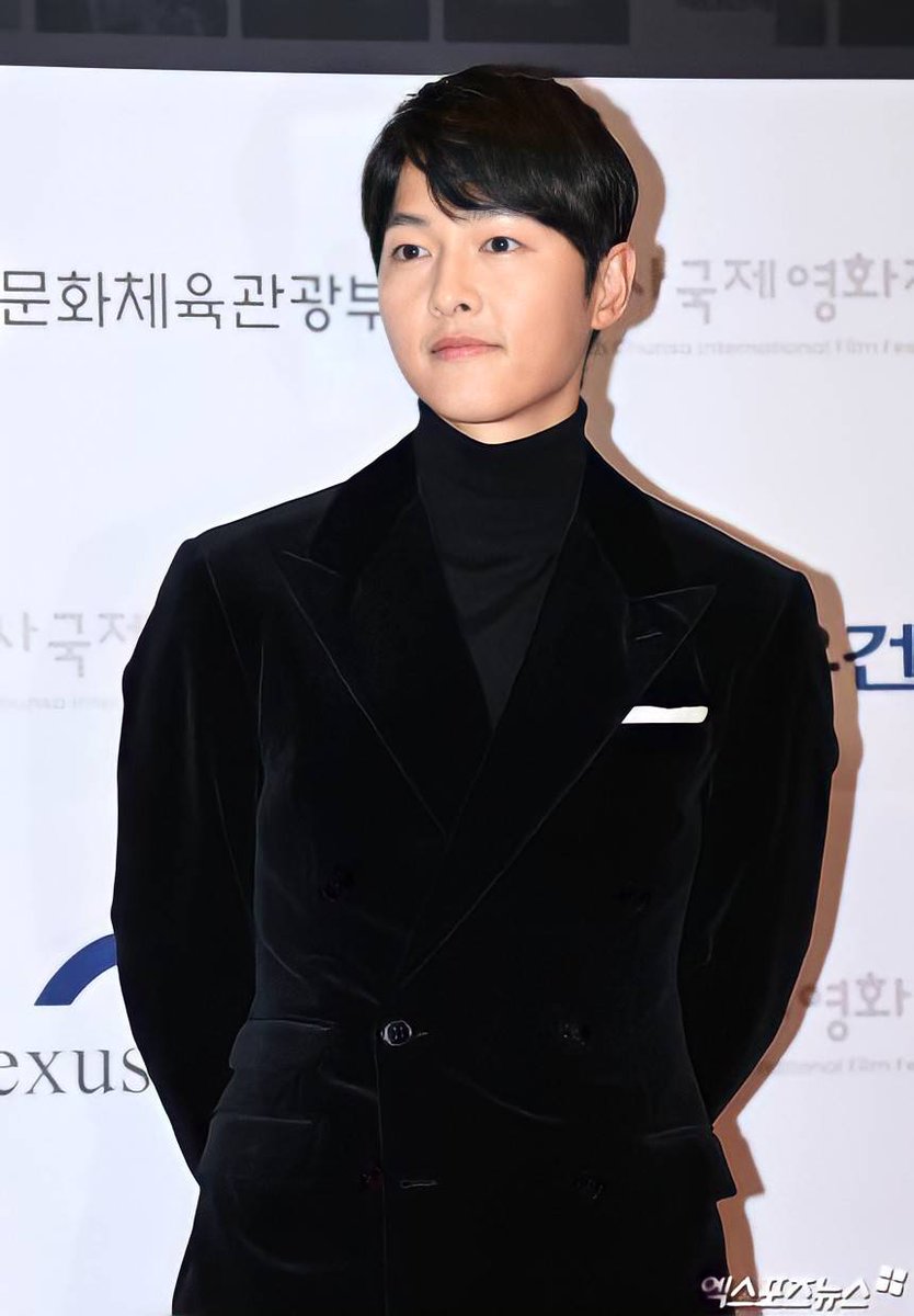 MYJOONGKIAILE's tweet photo. #宋仲基 荣获第26届春史电影节影帝殊荣
#SongJoongKi Won The Best Actor Award inThe 26th Chunsa Film Art Award 

#송중기 

Photos CR to Logo https://t.co/U6ifn2xj6H