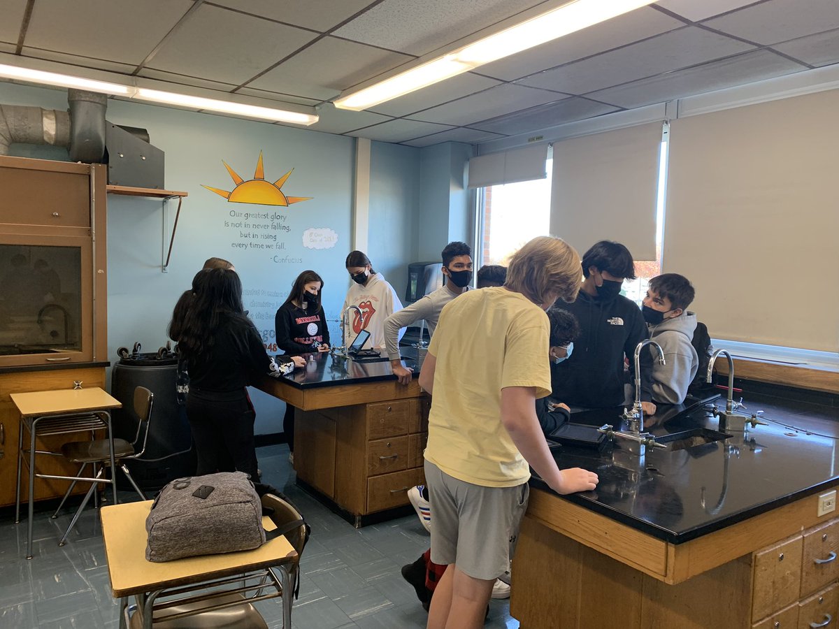 MrsGielarowski's tweet photo. My Regents Earth Science ss sharing their Big Bang projects with @twilkens21 and @nucleongs 8th grade science class! #Studentsteaching! Such a great way to end the week! @mineolahs https://t.co/gmw658CAQo