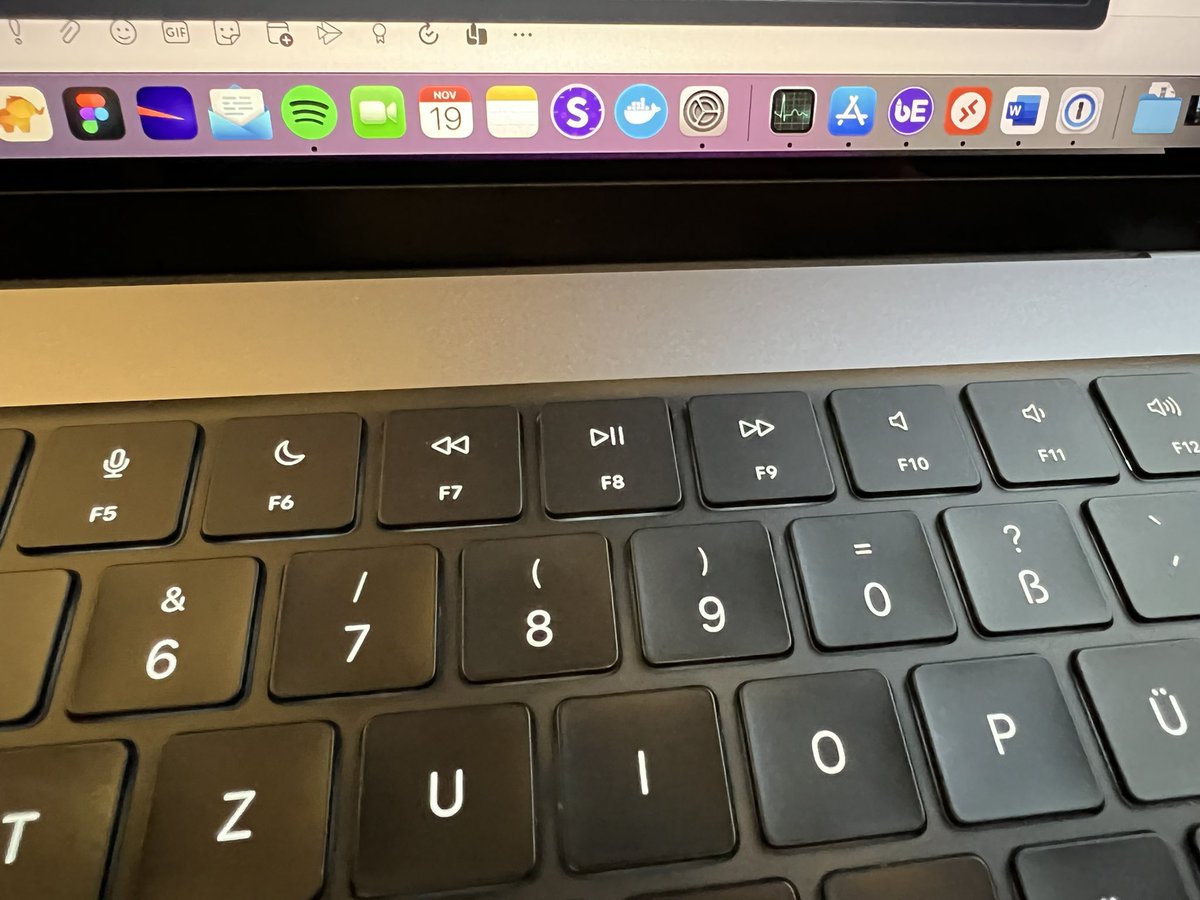 leganz's tweet photo. Bestes Feature vom neuen #MBP16 ist die Tastatur ☺️ Keine scheiß Touchbar… und der M1 Max ich auch brutal 😅 https://t.co/Ziixs9TvjJ