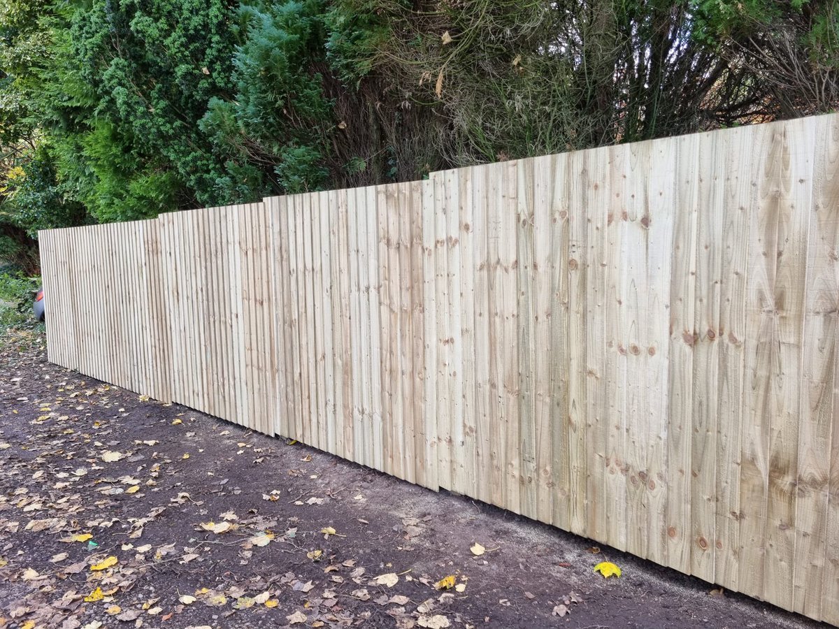 info_lpm's tweet photo. 26 metres of featheredge fencing supplied and fitted by ourselves here at lpm.for all your fencing/timber materials and installations pick up the phone ☎️ 01925240846 for bookings #fencing #suppliers #timber #landscaping https://t.co/7efudwFquY