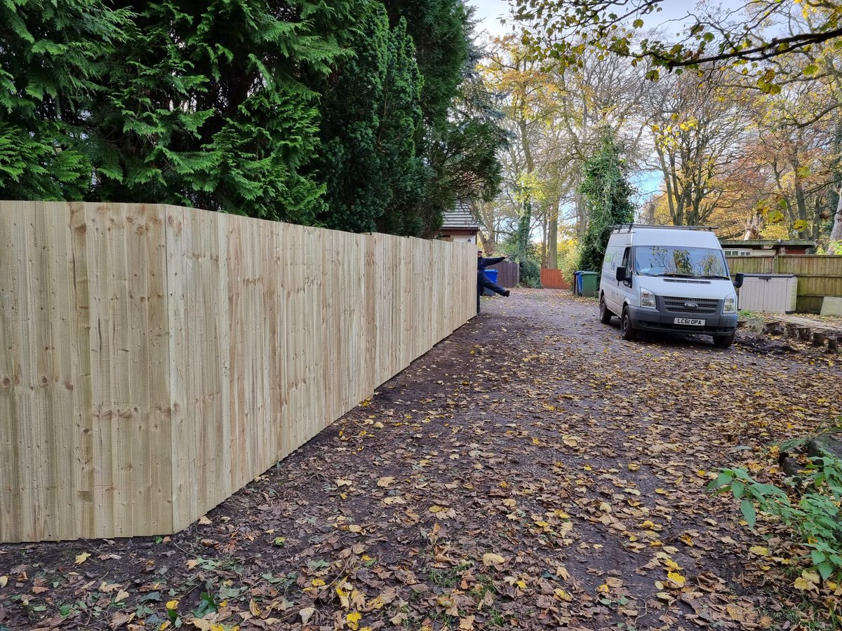 info_lpm's tweet photo. 26 metres of featheredge fencing supplied and fitted by ourselves here at lpm.for all your fencing/timber materials and installations pick up the phone ☎️ 01925240846 for bookings #fencing #suppliers #timber #landscaping https://t.co/7efudwFquY