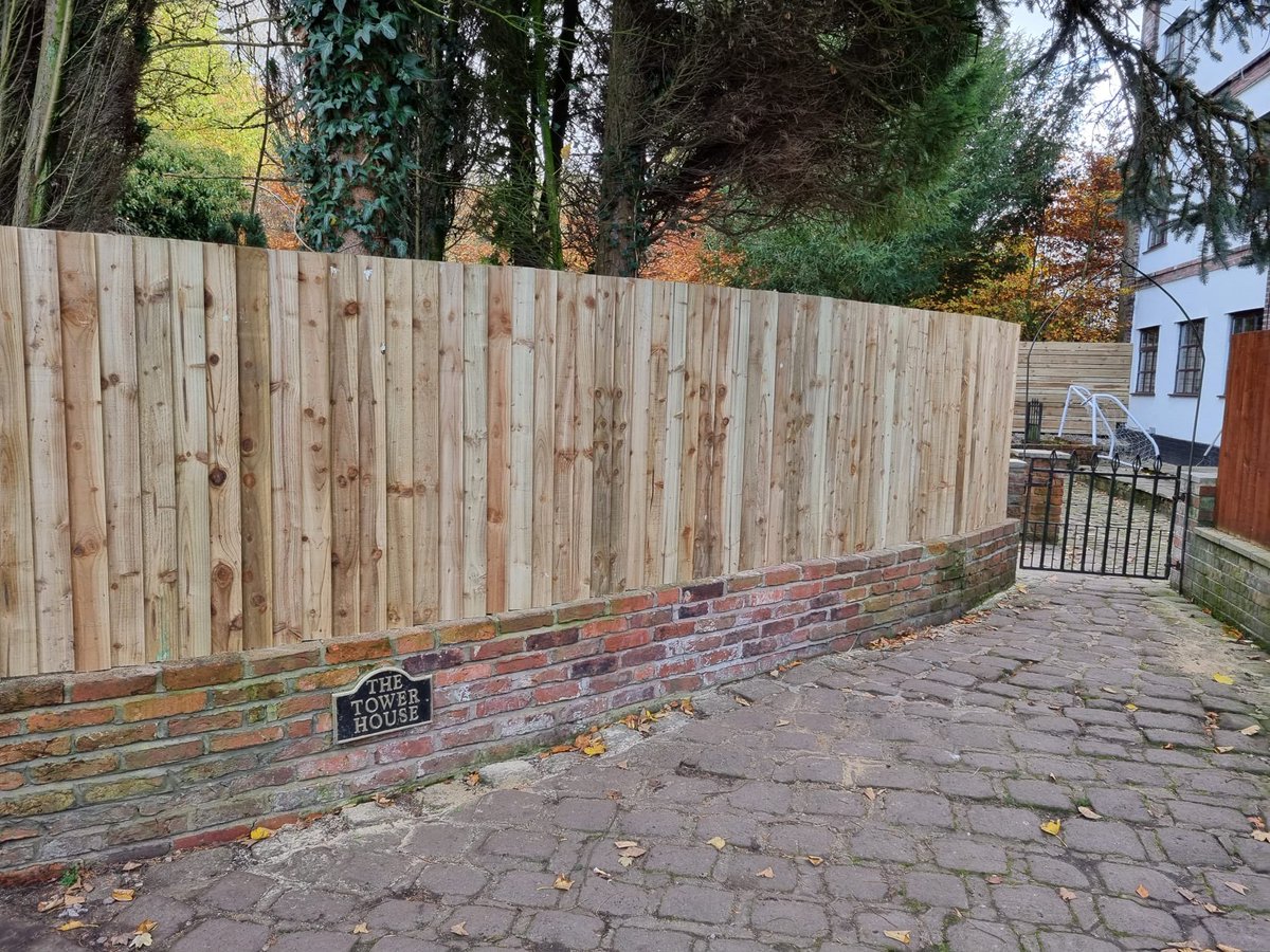 info_lpm's tweet photo. 26 metres of featheredge fencing supplied and fitted by ourselves here at lpm.for all your fencing/timber materials and installations pick up the phone ☎️ 01925240846 for bookings #fencing #suppliers #timber #landscaping https://t.co/7efudwFquY