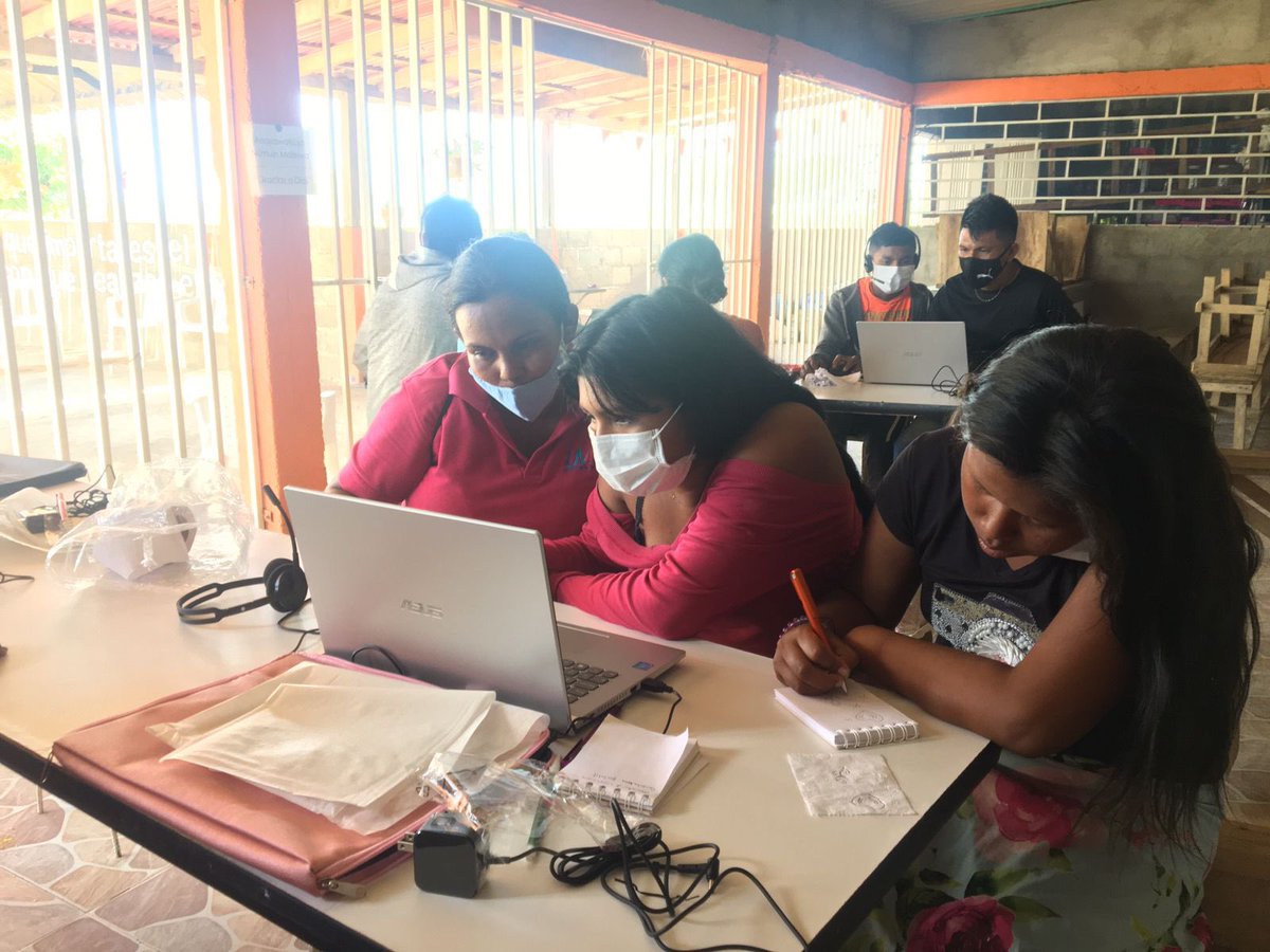 angeMendez88's tweet photo. 🧑🏽‍💻👩🏽‍💻¡Promoviendo la inclusión digital de #refugiados y migrantes en #Uribia! 

En la comunidad de 3 de Abril, jóvenes y mujeres #wayúu 🇻🇪 aprenden a diseñar, construir y cuidar su propia red comunitaria para acceder a #Internet e intranet, con el apoyo de @Colnodo @ACNURamericas https://t.co/ubbJbgNM9J
