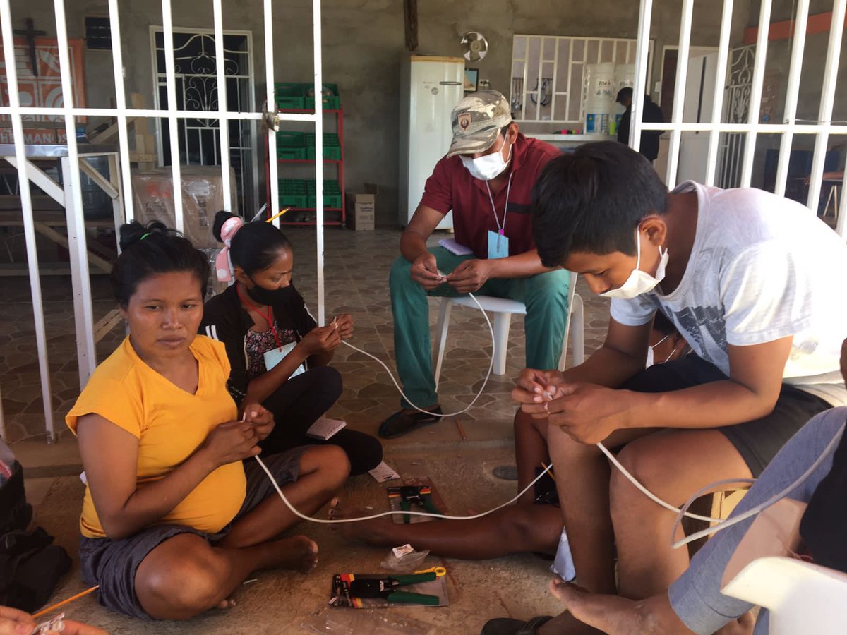 angeMendez88's tweet photo. 🧑🏽‍💻👩🏽‍💻¡Promoviendo la inclusión digital de #refugiados y migrantes en #Uribia! 

En la comunidad de 3 de Abril, jóvenes y mujeres #wayúu 🇻🇪 aprenden a diseñar, construir y cuidar su propia red comunitaria para acceder a #Internet e intranet, con el apoyo de @Colnodo @ACNURamericas https://t.co/ubbJbgNM9J