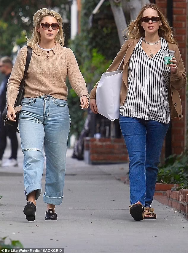 Jennifer Lawrence e amiga andando por Hollywood nesta quinta-feira (18).
