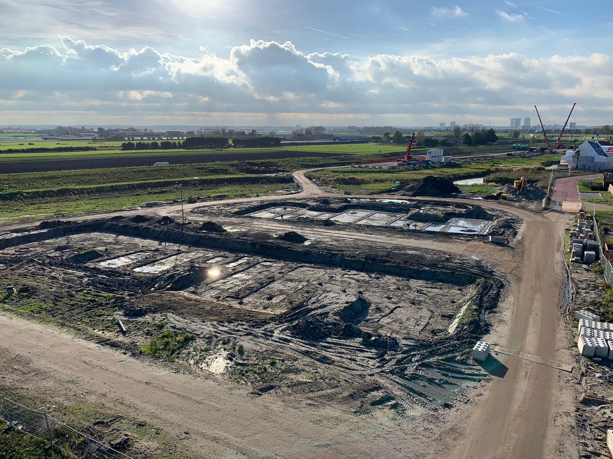 Thunnissen_Bouw's tweet photo. Koningskwartier fase 7 in Zevenhuizen @Zuidplas ligt op schema. Deze week de laatste tunnelcasco's gestort door @CCBouw, de spullen zijn inmiddels verhuisd naar fase 6 waar we volgende week gaan storten. https://t.co/wB9QfLnHJG