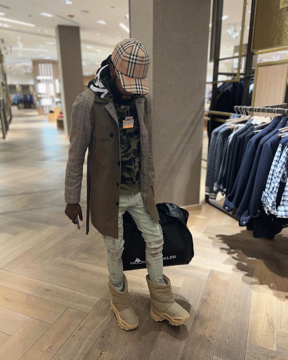 vsvptrey's tweet photo. Step on 💩 Like Craig Daddy 🦅 #Yeezy #BB #Bape #Mastermind https://t.co/o7bapeDZzM