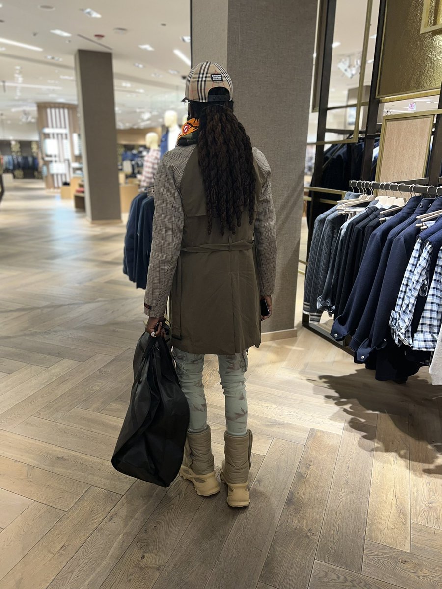 vsvptrey's tweet photo. Step on 💩 Like Craig Daddy 🦅 #Yeezy #BB #Bape #Mastermind https://t.co/o7bapeDZzM