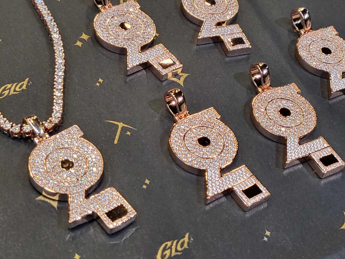 IncognitoNFT's tweet photo. 💎Our $17,000+ Solid Rose Gold ICON Chain has been finished and shipped to our lucky incognito holder! Another 10 gold-plated versions are ready to ship! These look amazing! 

We are giving away 20-30 more chains in the next couple of weeks! #NFT 

@IncognitoNFT x @shopgld 🔥 https://t.co/HScEFWyiba