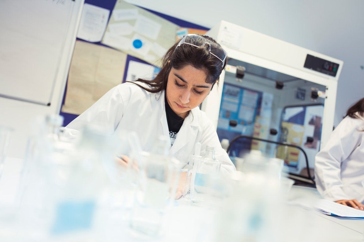 Kings_London's tweet photo. A career in #medicine is one of the most demanding, rewarding and important paths you can follow. 🩺

At Kings, we have been preparing students for success at the UK's best universities for over 60 years!

Find out more about Medicine Pathways at Kings: https://t.co/DEaw7qmRZs https://t.co/4UfqLEbDjZ