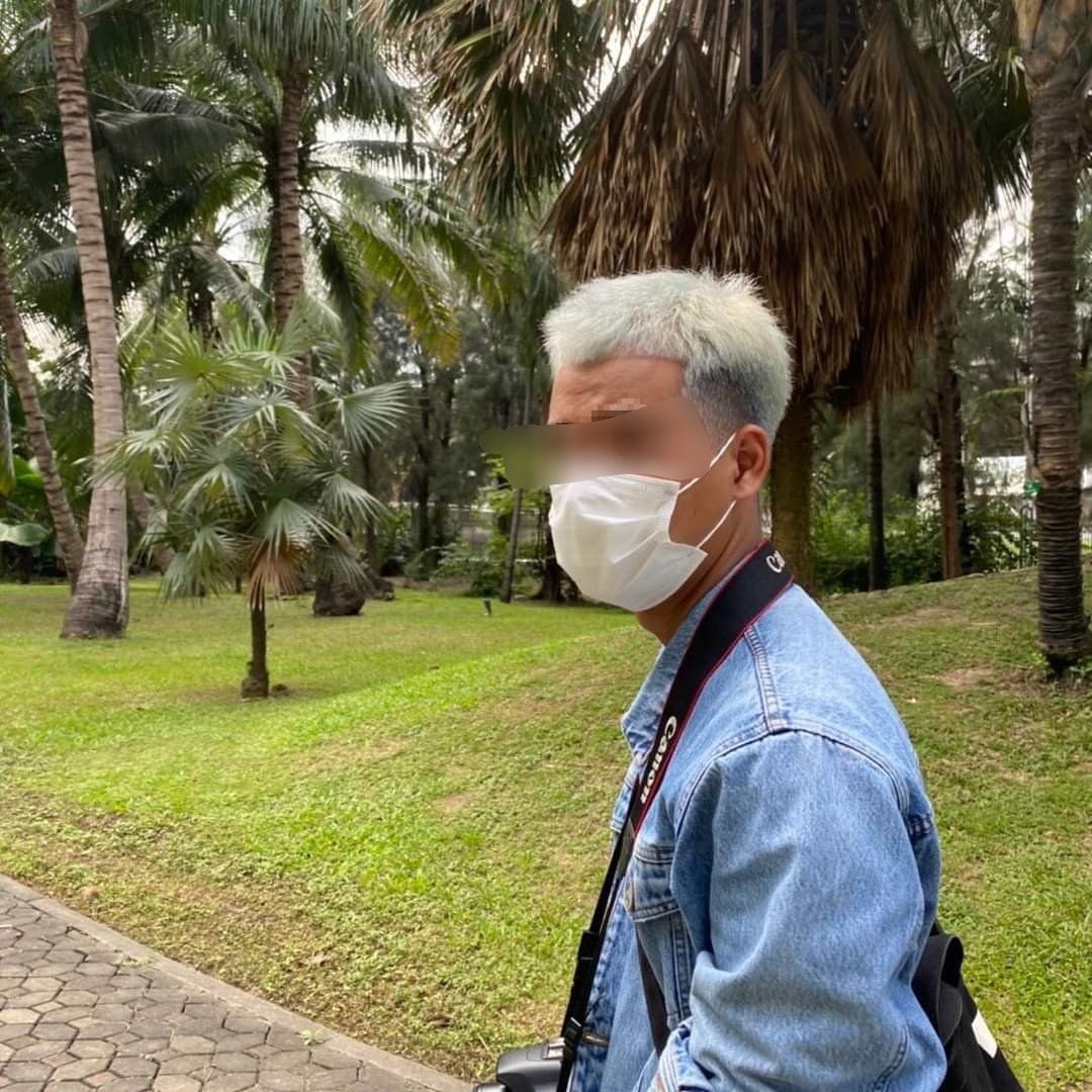 สวัสดีค่ะ วันนี้อยากมาเตือนให้ระวังผชคนนี้นะคะ เนื่องจากเป็นบุคคลอันตรายสำหรับเราค่ะ มีพฤติกรรมชักชวนเสพยา ขโมย ทำลายข้าวของ สดกับผู้หญิงและสาวสองนับไม่ถ้วน ปัจจุบันผชได้ย้อมผมเป็นในรูปนะคะ ข้อสังเกตคือมีรอยสักที่ข้อมือ แล้วก็สีผมค่ะ มีให้อ่านต่อค่ะ #จอมลวงโลก