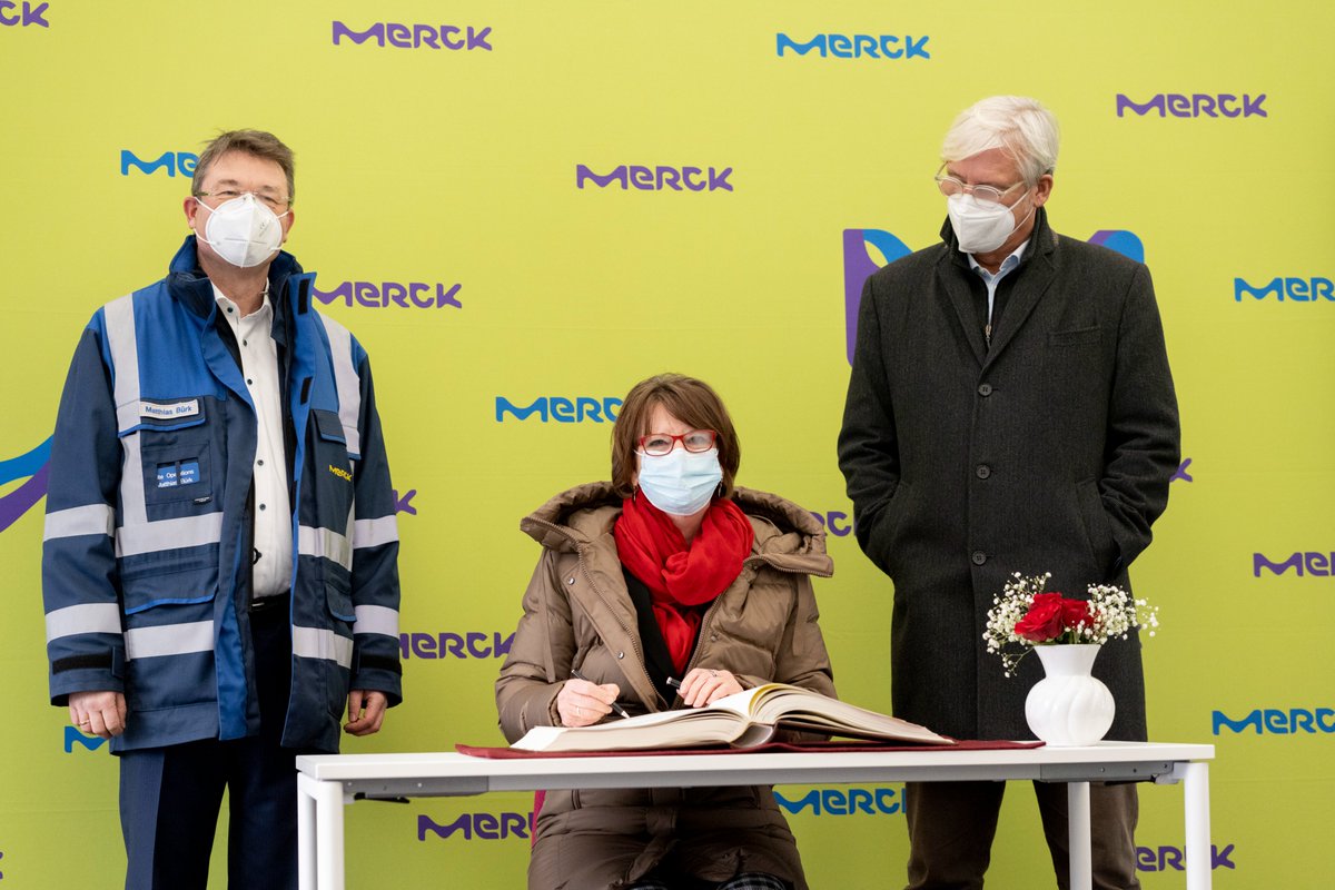 merck_de's tweet photo. .@PriskaHinz und Jochen #Partsch @Stadt_Darmstadt heute bei uns zum Spatenstich zur vierten Reinigungsstufe (Erweiterung der Kläranlage). Wir investieren rund 12 Mio. € in den #Gewässerschutz, die Anlagenerweiterung soll 2023 in Betrieb genommen werden.
https://t.co/OzenQjOOzk https://t.co/plLwfS10eo