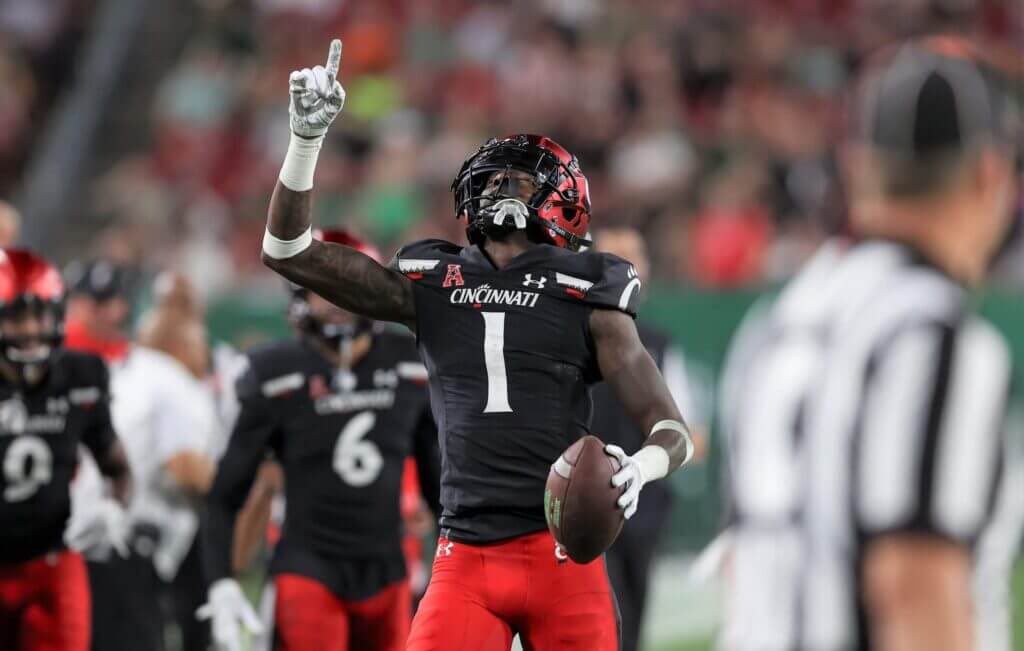PFF_College's tweet photo. BREAKING: 12-team CFB Playoff is a possibility for the 2022 season.

If it's not approved in December, 12-team Playoff won't be a go until 2025, per @dpshow https://t.co/r4fjA75Ert