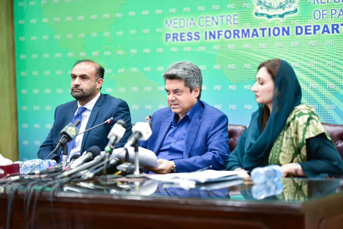 پارلیمانی سیکٹری برائے قانون و انصاف بیرسٹر ملیکہ بخاری کے ہمراء پریس کانفرنس