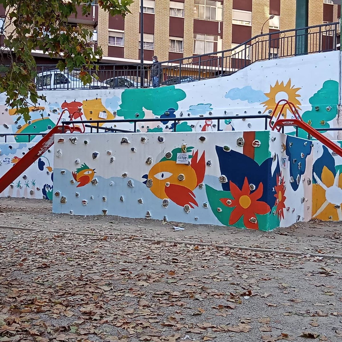 AJBzaragoza's tweet photo. Esta fría mañana y con motivo del Día de los Derechos de los niños, algunos de nuestros chicos y chicas se han embarcado en un proyecto colaborativo con los recursos del barrio, que se ha promovido desde San José en Movimiento, para embellecer nuestro barrio, https://t.co/kB6GnEbv7u