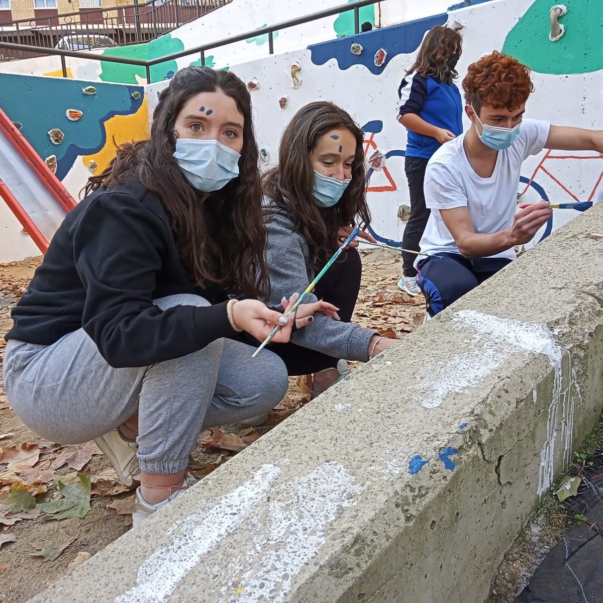 AJBzaragoza's tweet photo. Esta fría mañana y con motivo del Día de los Derechos de los niños, algunos de nuestros chicos y chicas se han embarcado en un proyecto colaborativo con los recursos del barrio, que se ha promovido desde San José en Movimiento, para embellecer nuestro barrio, https://t.co/kB6GnEbv7u