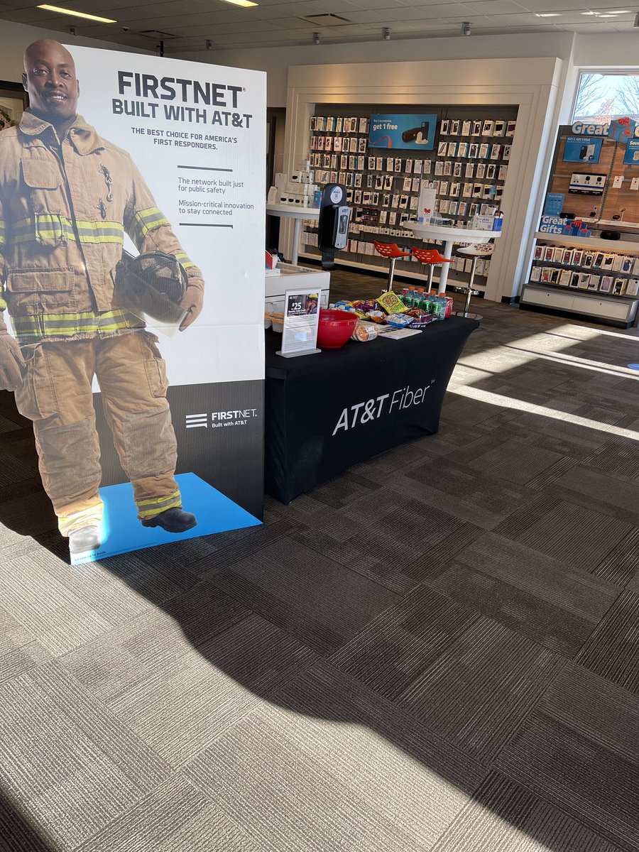 MichaelCLE21's tweet photo. Feeding our first responders today in store! Asheville ready for this beautiful Friday! #attfiber #firstnetfridays #firstnet @Sbarberatt @julestwentysix @jerryfornwalt https://t.co/w0Srt6e7wm