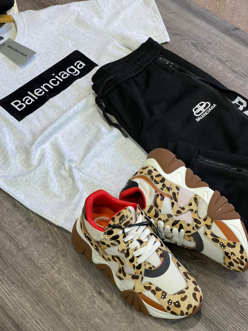 MenWithStyle__'s tweet photo. #FridaySwag !!!🤩
Nous vous proposons aujourd’hui la gamme de produits @BALENCIAGA disponible dans votre magasin.🔥
#JamaisVulgaire
#DressingIsALifestyle https://t.co/RABvcPn99s