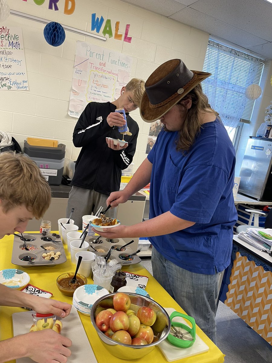 MrsHMathChem's tweet photo. Celebrating &amp; being grateful with a deconstructed Carmel apple buffet with seniors ‘22 @CNEHighSchool https://t.co/reYDVbfZvr