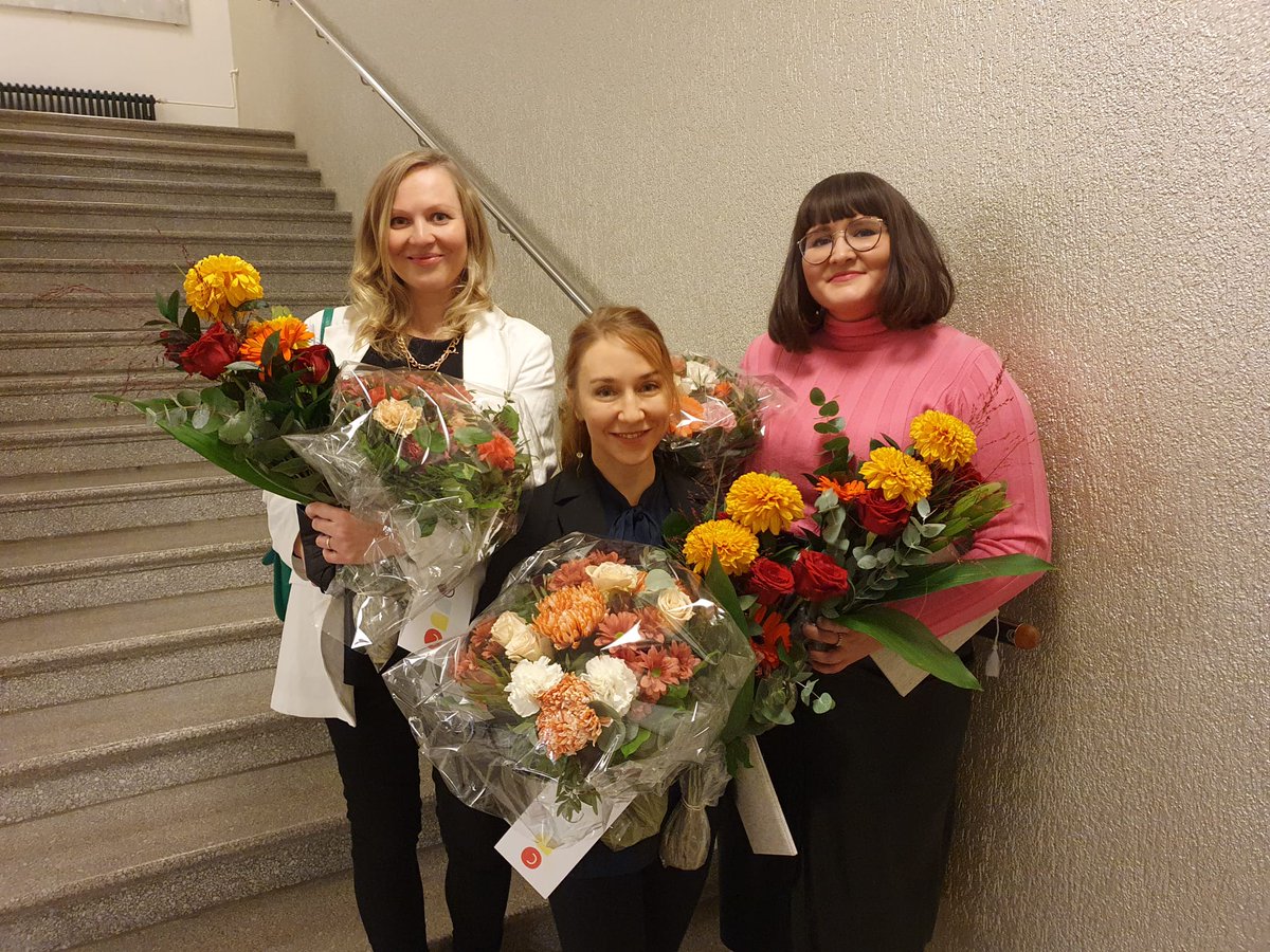 sunklo's tweet photo. Lea- ja Sylvi-palkinnon voittajat hymyämässä kameralle! Onneksi olkoon Lea voittaja Taina Latvala, Elokuva-Sylvin voittaja  Eeva Putro ja TV-Sylvin voittaja Anna Brotkin!
#leapalkinto #sylvipalkinto #sunklo100 https://t.co/XZ462zMCmW