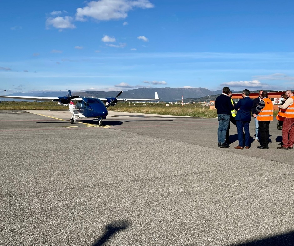 EnacGov's tweet photo. #ENAC: la statua della Madonna di Loreto, patrona degli #aeronauti, è atterrata all'aeroporto Amerigo Vespucci di Firenze. Qui resterà presso l’area check-in fino al 25 novembre per le preghiere dei fedeli.
#assaeroporti
#GiubileoLauretano
@SantaCasaLoreto
#ToscanaAeroporti https://t.co/FFMjdnqEyH