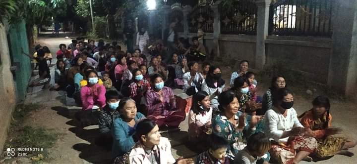 Night strike to protest against the military dictatorship by residents from a village in Letpadaung area, Salingyi Tsp.

#RejectMurderousJunta
#Nov19Coup   
#WhatsHappeningInMyanmar