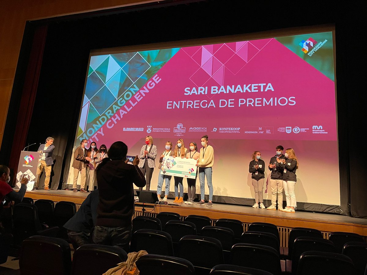 konfekoop's tweet photo. Esta mañana hemos vivido en #Arrasate la final de #MondragonCityChallenge. Gran nivel de los proyectos de empresas #Cooperativas presentados por las y los jóvenes concursantes, tutorizados en varios de los proyectos por #ASEkoop (Asociación Asesores Senior #Cooperativos). https://t.co/YSepwUVMZI