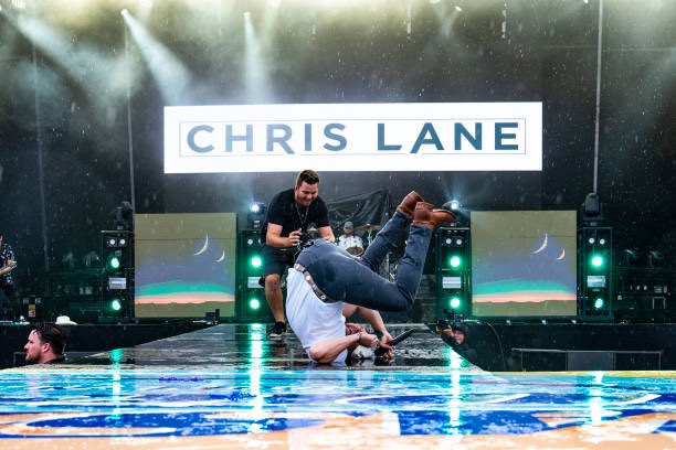 lifeintheclane's tweet photo. Flippin’ into the weekend like…
📸 Erika Goldring/Getty Images
@iamchrislane #chrislane #fasterhorses #fall #stagefall #flip #countrymusic #fillthemboots https://t.co/FCloCVCmL4