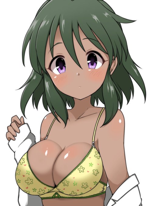 ブラ姿のナターリアちゃん…☀️🍌 