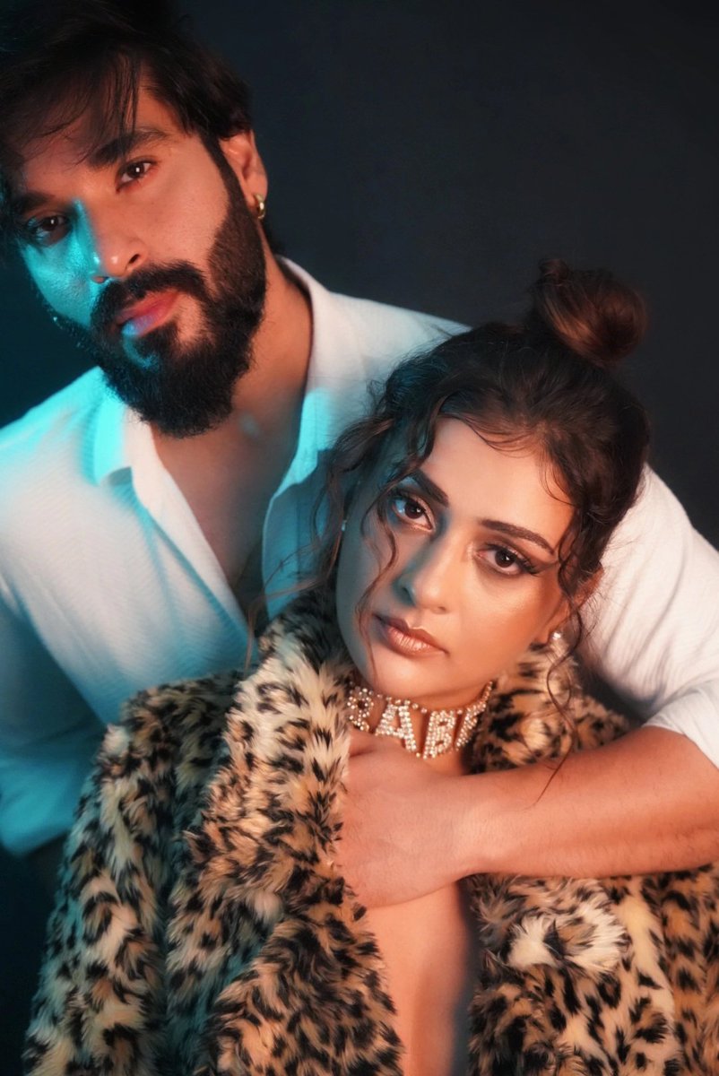TheEssdee's tweet photo. Find me where the wild things are 😎
Stolen one rose out of #3roses 🌹
@starlingpayal ❤ @payarabh

Concept shoot 
Hair and 📸 Priyanka
Styled by : #SaurabhhDhingra 

#PayalRajput #saurabhdhingra #essdee #payarabh #3Roses #3RosesOnAHA https://t.co/q6dRPnzsRm