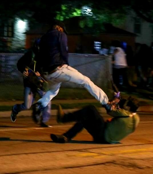 Maca27004063's tweet photo. @ananavarro THIS IMAGES SPEAKS MORE THAN A 1000 WORDS, WOULDN'T YOU HAD DEFENDED YOUR SELF IN THIS  CASE? https://t.co/3mY1VaKgra