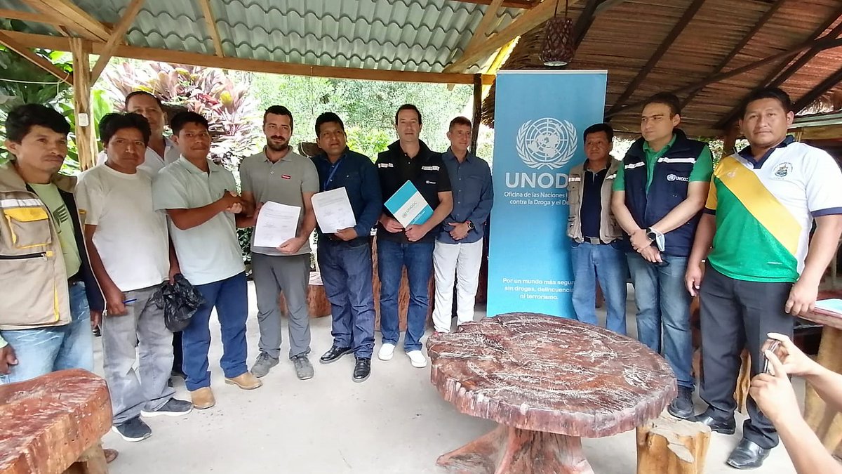 UNODC Bolivia (@unodcbolivia) on Twitter photo #ThisMoment with the technical support of <a href="/UNODCBolivia/">UNODC Bolivia</a> and <a href="/FranceBolivie/">France en Bolivie</a>, the coffee company <a href="/CafesMalongo/">Malongo</a> signed an agreement with the Association of Coffee Growers of #LaAsunta to export 400 tons of coffee ☕️to #Europe in the next 5 years 🇧🇴🇺🇳🇫🇷🇪🇺
<a href="/VDS_SC/">Vicemin Defensa Social y Sustancias Controladas</a> <a href="/UNODC_JorgeRios/">Jorge Eduardo Rios</a> #ThisMoment with the technical support of <a href="/UNODCBolivia/">UNODC Bolivia</a> and <a href="/FranceBolivie/">France en Bolivie</a>, the coffee company <a href="/CafesMalongo/">Malongo</a> signed an agreement with the Association of Coffee Growers of #LaAsunta to export 400 tons of coffee ☕️to #Europe in the next 5 years 🇧🇴🇺🇳🇫🇷🇪🇺
<a href="/VDS_SC/">Vicemin Defensa Social y Sustancias Controladas</a> <a href="/UNODC_JorgeRios/">Jorge Eduardo Rios</a>