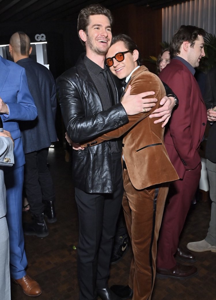 GeekZoneGZ's tweet photo. Andrew Garfield y Tom Holland abrazándose.

TENEMOS LA MEJOR FOTO DEL AÑO. #SpiderManNoWayHome ❤🕷 https://t.co/7g6h5FTDVS