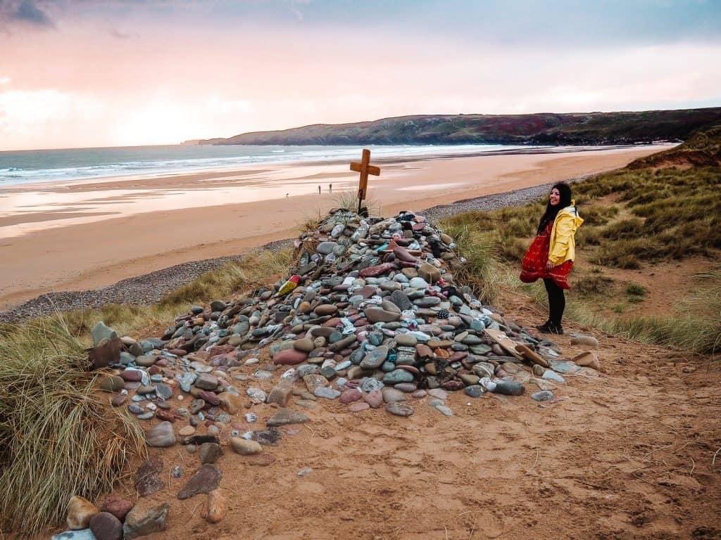 ProfessorDum's tweet photo. A praia onde foi filmada a cena em que o Harry enterra o Dobby em Relíquias da Morte parte 1 se tornou um ponto turístico para os Potterheads. 
Uma cruz foi fincada no local exato onde o elfo livre foi sepultado e os fãs que passam por lá deixam a sua homenagem. https://t.co/XswlKFotPR