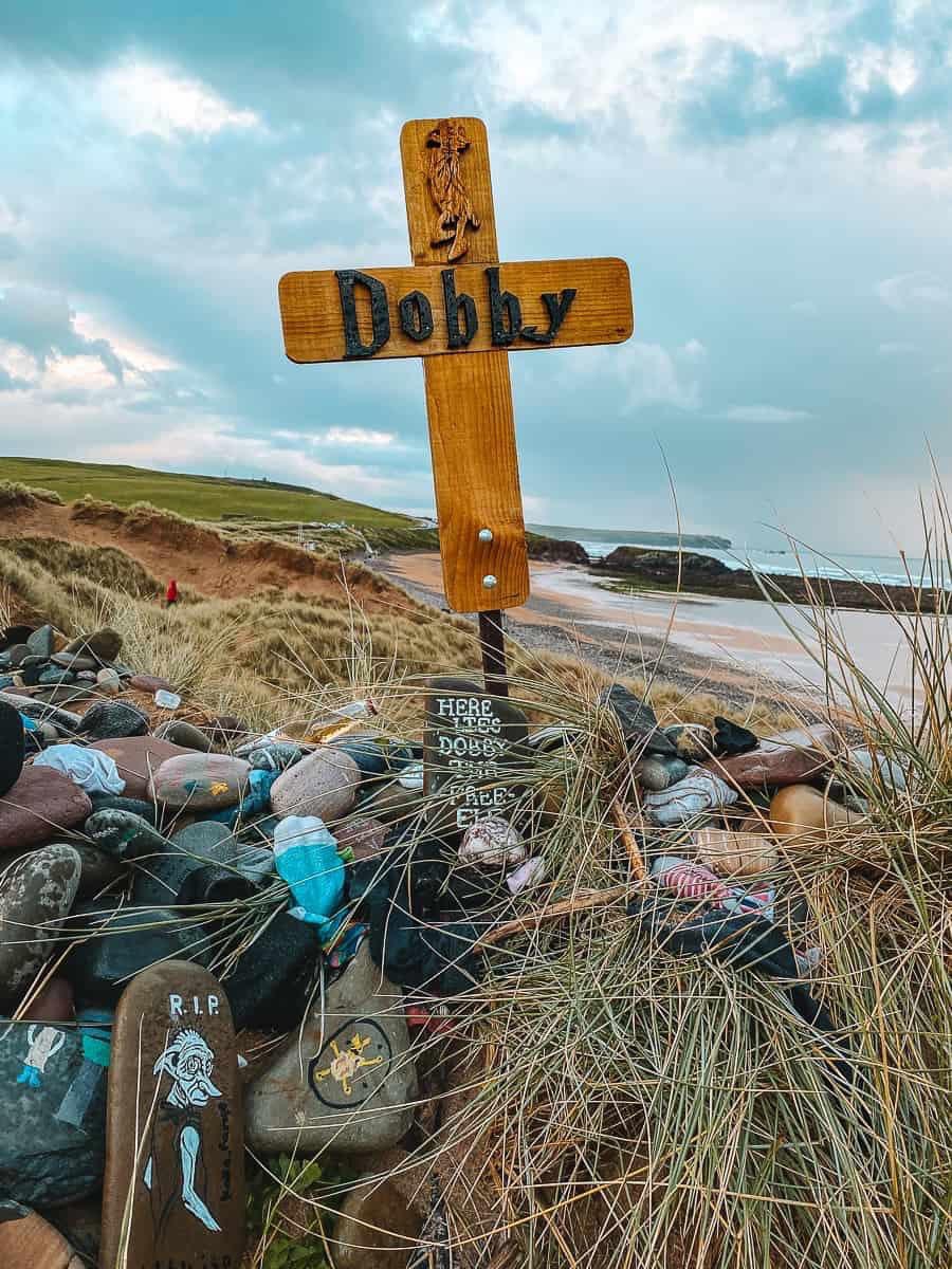 ProfessorDum's tweet photo. A praia onde foi filmada a cena em que o Harry enterra o Dobby em Relíquias da Morte parte 1 se tornou um ponto turístico para os Potterheads. 
Uma cruz foi fincada no local exato onde o elfo livre foi sepultado e os fãs que passam por lá deixam a sua homenagem. https://t.co/XswlKFotPR