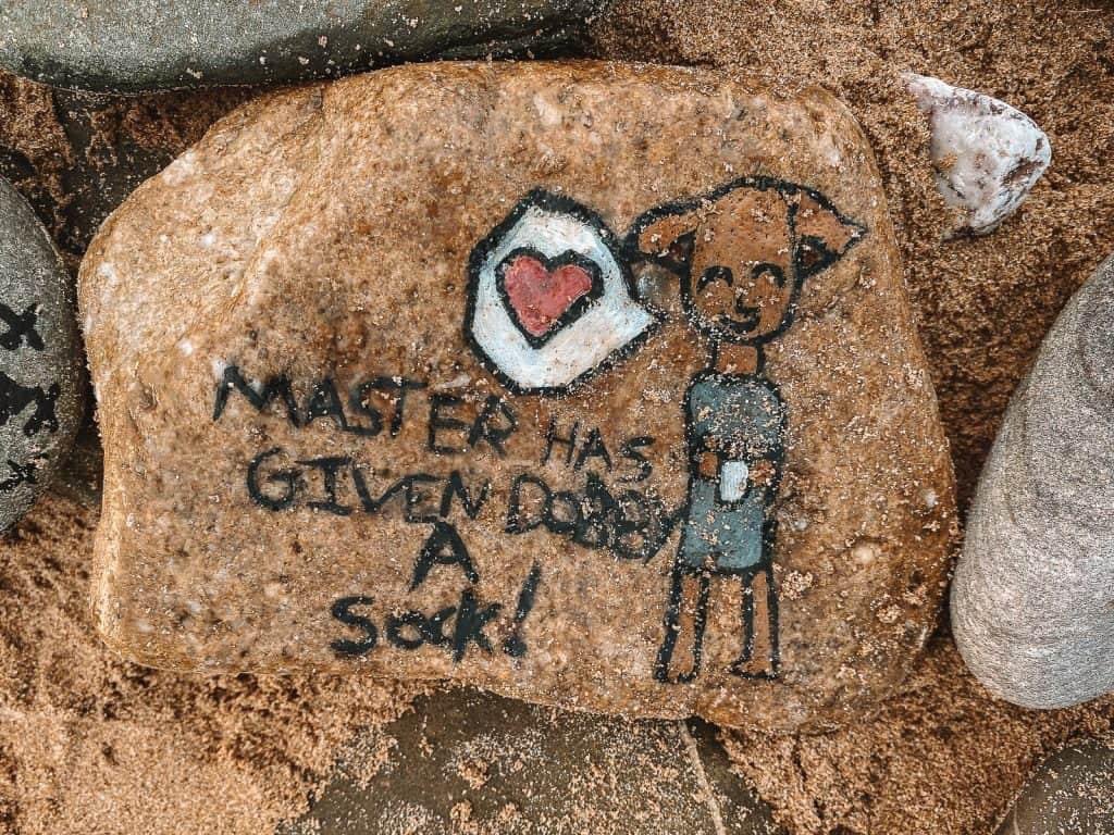 ProfessorDum's tweet photo. A praia onde foi filmada a cena em que o Harry enterra o Dobby em Relíquias da Morte parte 1 se tornou um ponto turístico para os Potterheads. 
Uma cruz foi fincada no local exato onde o elfo livre foi sepultado e os fãs que passam por lá deixam a sua homenagem. https://t.co/XswlKFotPR
