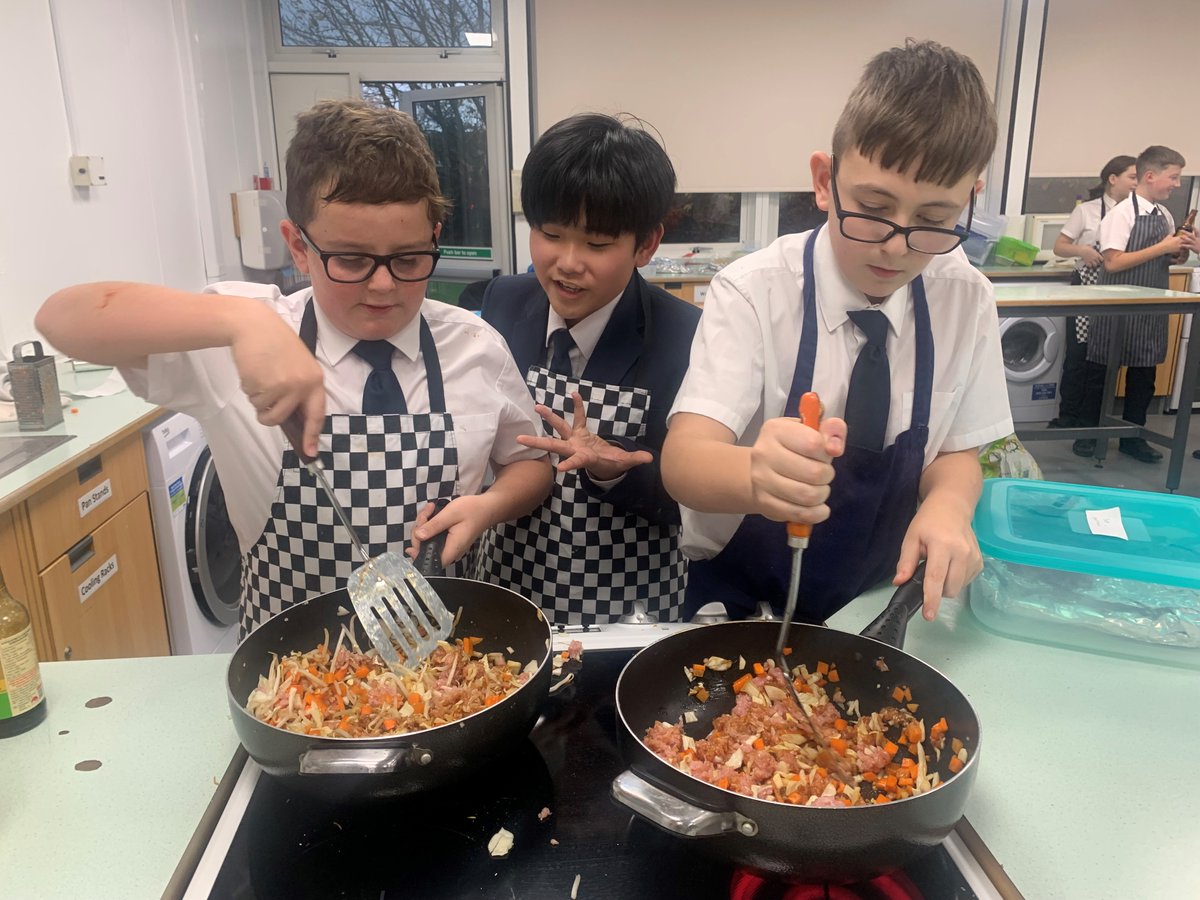PATCarletonHigh's tweet photo. This week Mandarin club and cooking club joined up to make some spring rolls, very typical from China. We're sure they were delicious!
#crosscurricular #mandarinclub #MFLtwitterati https://t.co/VVuoTrU05i