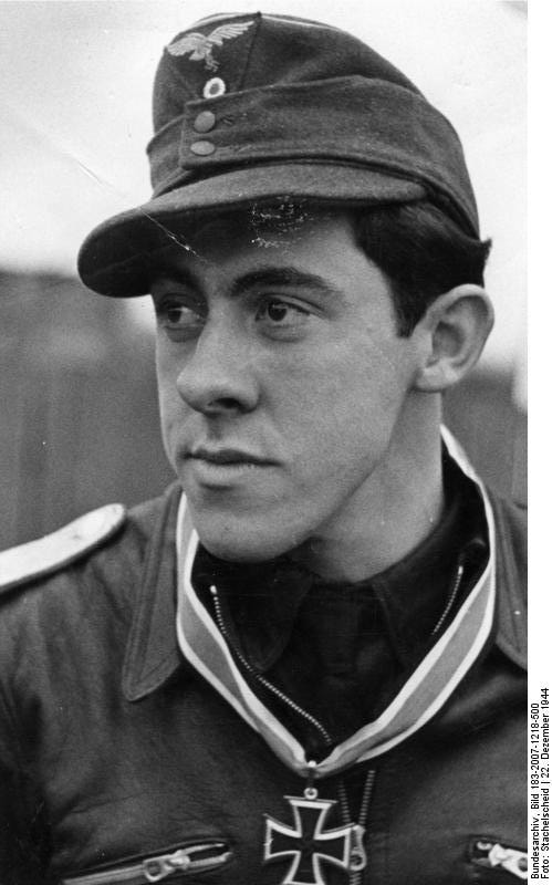 jonathanconth's tweet photo. Y no es sólo de ahora, ni sólo en la Policía, en la Fuerza Aérea han homenajeado, por ejemplo al instructor aéreo nazi de los thunderbolt, Gerhard Thyben piloto de la luftwaffe, que llegó en el 54 a la base de Palenquero, pero borraron toda foto.

https://t.co/emyTAmh2BF https://t.co/CMBhSdpaRW