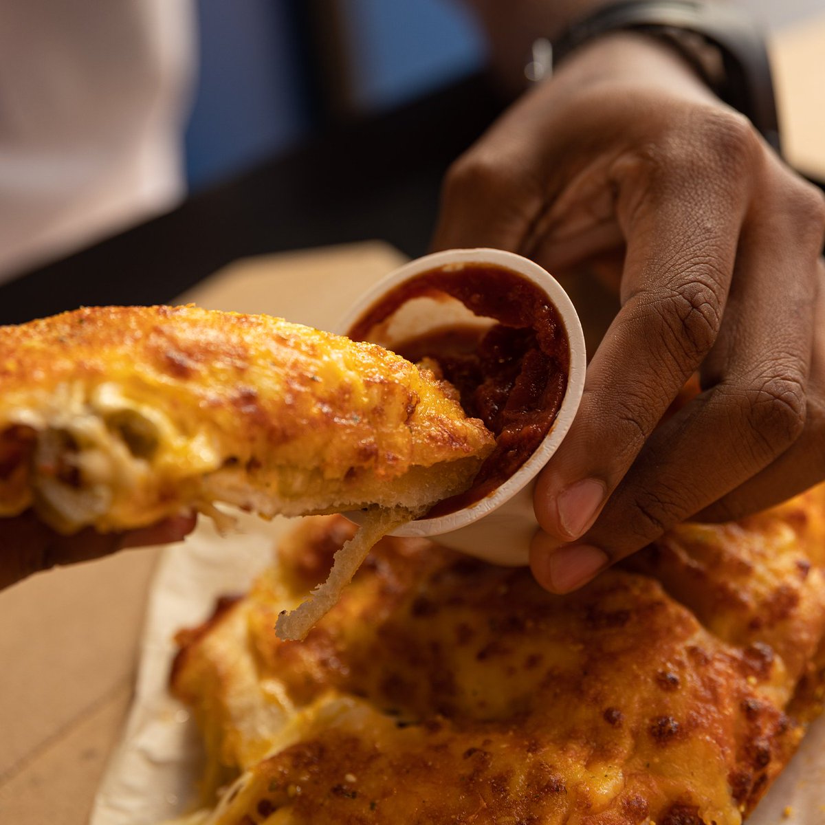 DominosRD's tweet photo. Dato curioso... La vida con salsa es más sabrosa y mas cuando es con nuestro #StuffedCheesyBread 😂 ¡Niéguenmelo si no es así! 

Ordena en https://t.co/nKeBXzlYCq o en tu DominosApp.
L-V: Delivery hasta las 10pm. / Para recoger 11am-10pm.
S-D: Para recoger hasta las 10pm. https://t.co/QAJFETvIYz