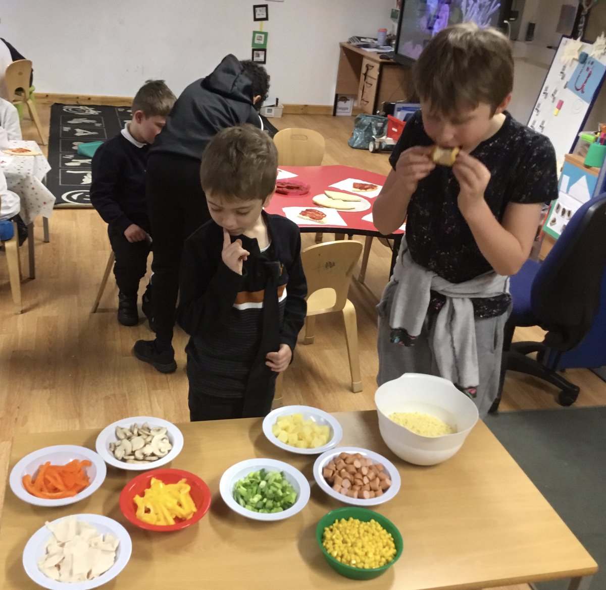 SmallwoodLU's tweet image. Lime class working with Cherry class to design, prepare and cook delicious pizzas with their favourite toppings! #collaborativecooking #lifeskills #pizza @Smallwoodschool