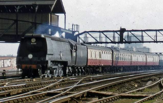 #ThisWeek in 1951, General Steam Navigation become the last Southern Railway built Merchant Navy to lose its Malachite livery.

news.35011gsn.co.uk/2021/11/19/thi…