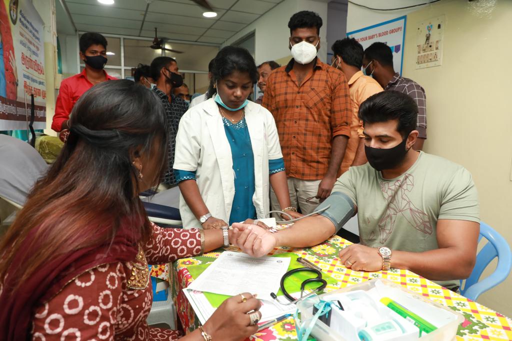 rameshlaus's tweet photo. Actor @arunvijayno1 donated blood on the occasion of his birthday. His Fans all over Tamilnadu initiated the same and donated their blood too. Good initiative on his birthday by @arunvijayno1 #HBDArunVijay @donechannel1
#HBAV https://t.co/40JZulSGqI