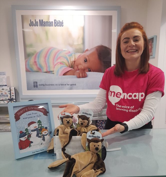 We have the perfect gift for the little people in your life this year! 🎁

<a href="/JoJoMamanBebe/">JoJo Maman Bébé</a> are donating 10% of their super soft Monkey Comforter sales to Mencap this Christmas. 🎄

It’s so cute, we had to see for ourselves in store! 🐵

Buy yours here: bit.ly/3kONvYw 👈