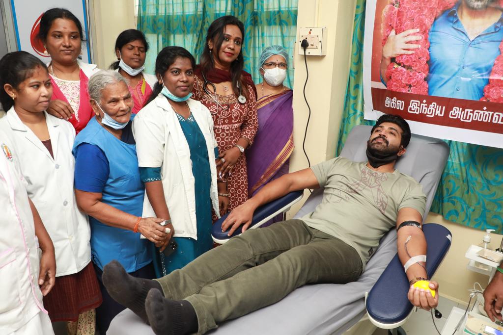 rameshlaus's tweet photo. Actor @arunvijayno1 donated blood on the occasion of his birthday. His Fans all over Tamilnadu initiated the same and donated their blood too. Good initiative on his birthday by @arunvijayno1 #HBDArunVijay @donechannel1
#HBAV https://t.co/40JZulSGqI