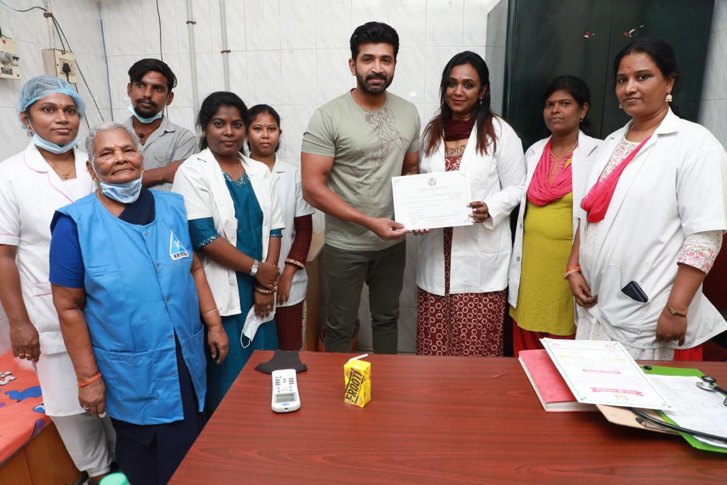 rameshlaus's tweet photo. Actor @arunvijayno1 donated blood on the occasion of his birthday. His Fans all over Tamilnadu initiated the same and donated their blood too. Good initiative on his birthday by @arunvijayno1 #HBDArunVijay @donechannel1
#HBAV https://t.co/40JZulSGqI