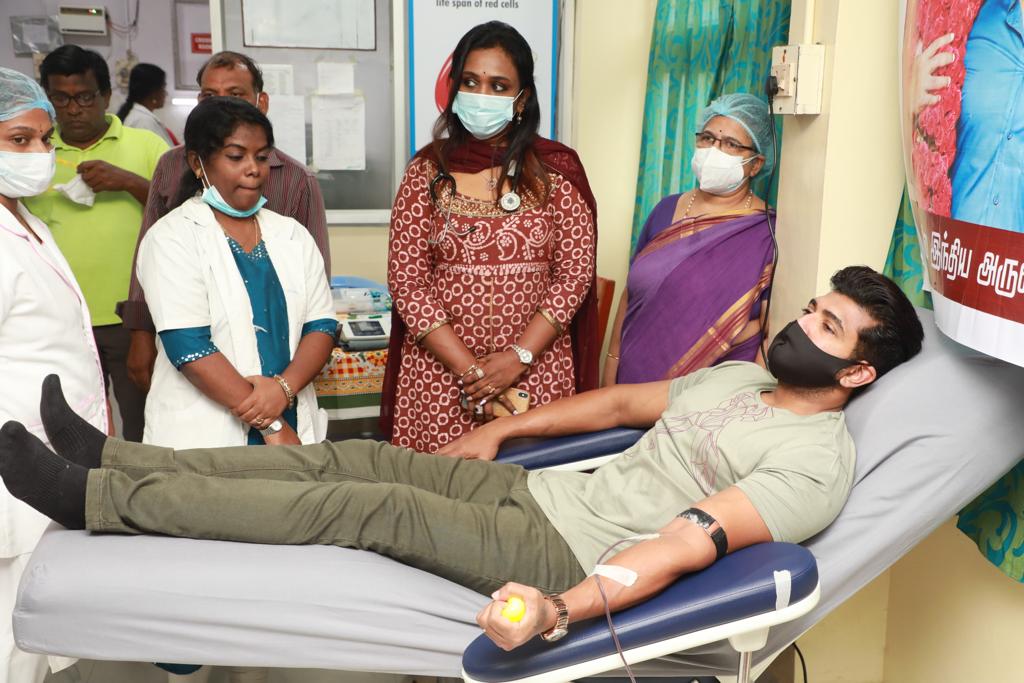 rameshlaus's tweet photo. Actor @arunvijayno1 donated blood on the occasion of his birthday. His Fans all over Tamilnadu initiated the same and donated their blood too. Good initiative on his birthday by @arunvijayno1 #HBDArunVijay @donechannel1
#HBAV https://t.co/40JZulSGqI