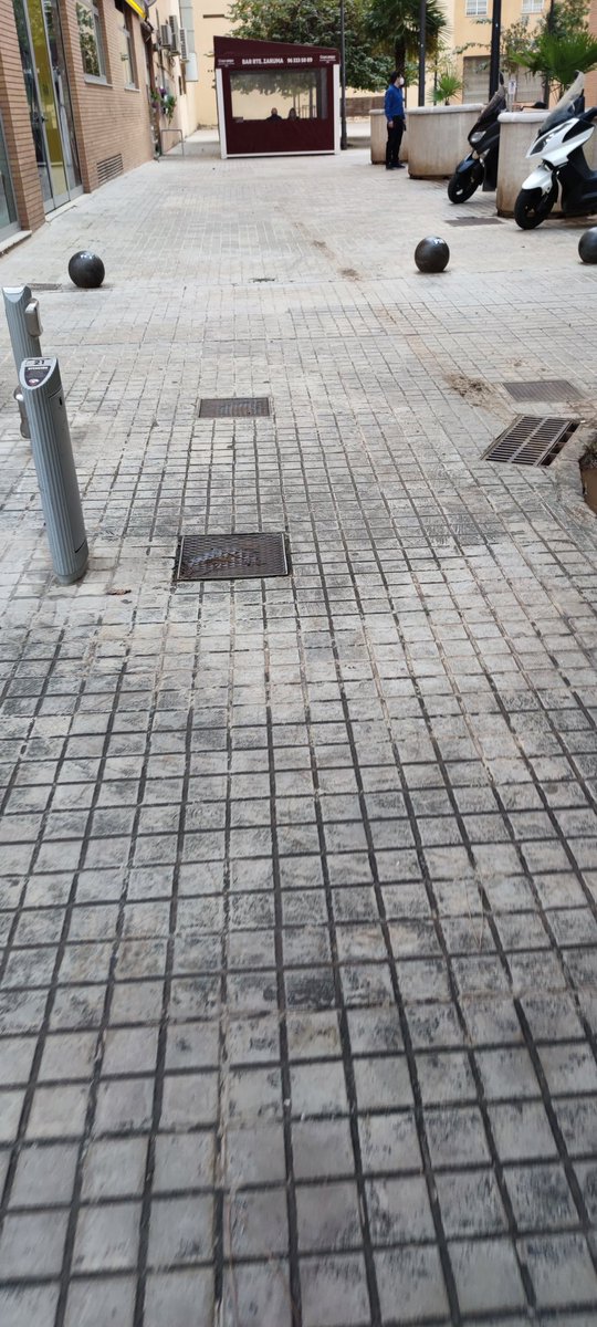 josanms's tweet photo. @participaVLC @AjuntamentVLC Ausias March 14, Malilla. Bolardo perdut en l'acccess al parc. https://t.co/q9NFcL8kyr