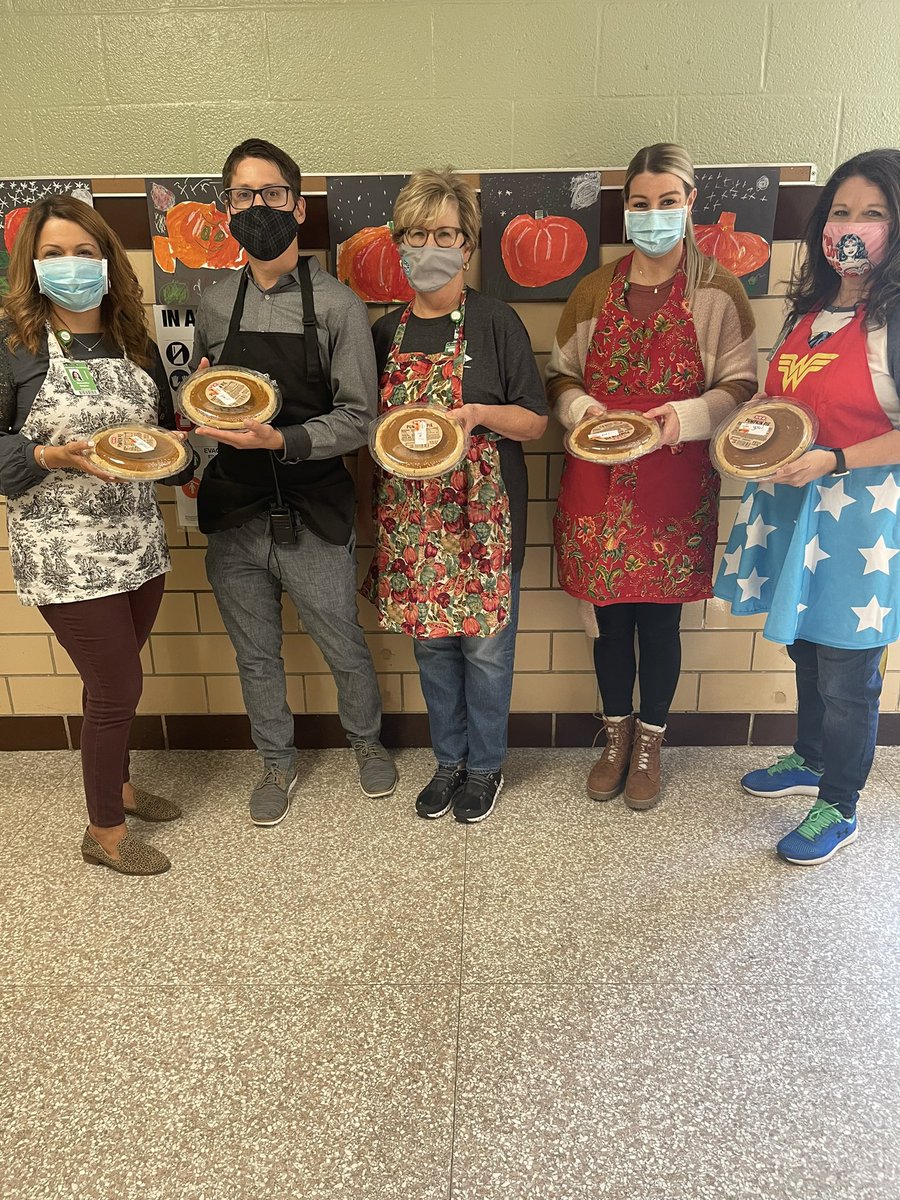cvewisd's tweet photo. Serving our staff through delivering pumpkin pies and massages! 💚 Crestview teachers are awesome! Thank you! https://t.co/nK003TPRhC