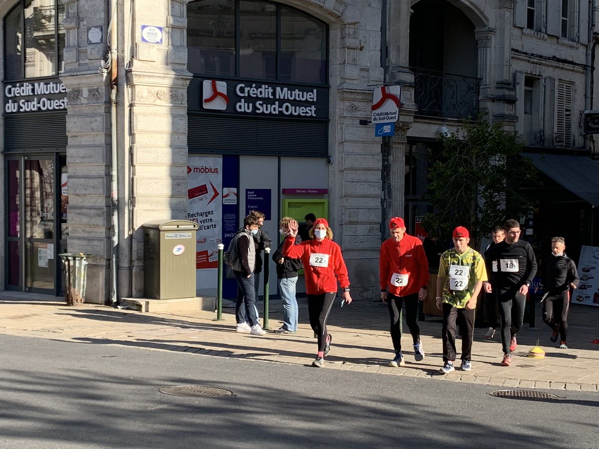EmmanuelRainaud's tweet photo. Lors de la semaine du handicap, le Crédit Mutuel du Sud-Ouest relève le défi.  Une équipe du secteur Angoulême a participé au relais sport handicap «ADAP’TA COURSE » organisé par le Comité Départemental Sport Adapté Charente. Bravo à toute l’équipe pour cette belle performance. https://t.co/fsv236giqM
